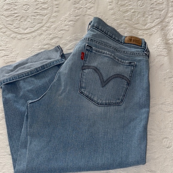 Gently Loved Classic Blue Women's Capri Jeans by Levi’s 515 - Picture 14 of 14